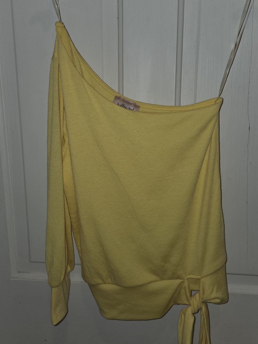 Buckle Yellow One-Shoulder Tie-Hem shirt